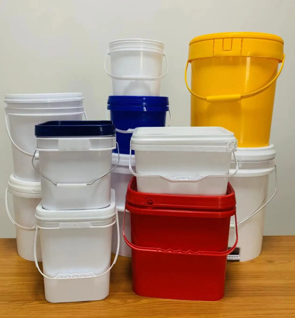 Glad oppervlak 1,5 mm plastic emmer met afdichting deksel en metalen handvat voor waterverf voedsel chemische coating