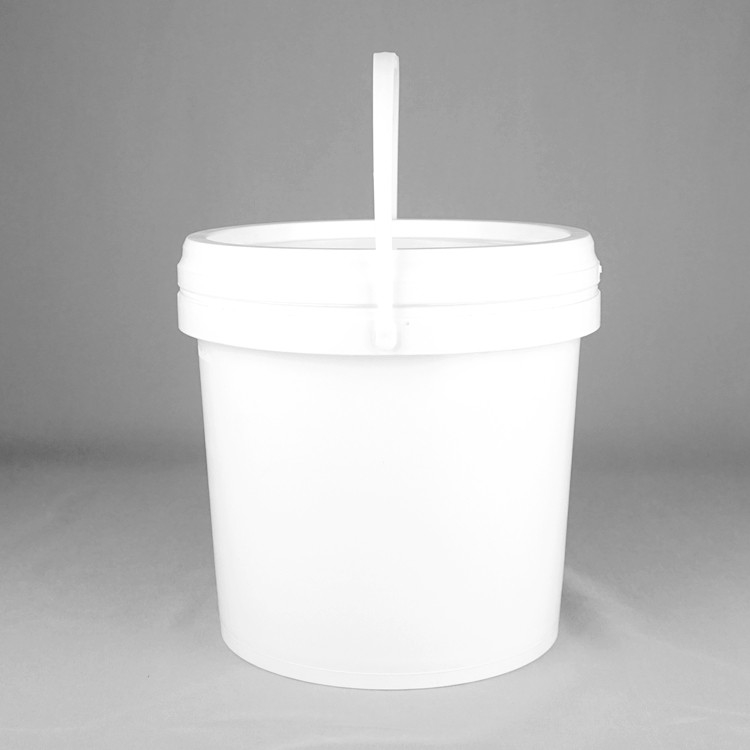 Glad oppervlak 1,5 mm plastic emmer met afdichting deksel en metalen handvat voor waterverf voedsel chemische coating