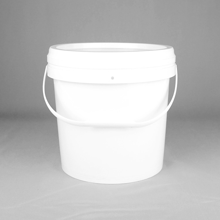 Glad oppervlak 1,5 mm plastic emmer met afdichting deksel en metalen handvat voor waterverf voedsel chemische coating