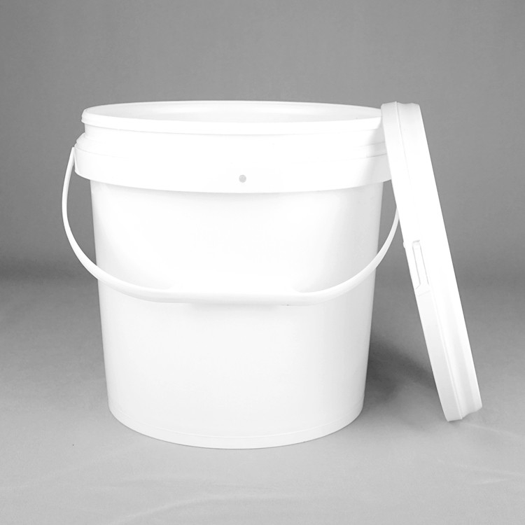 Glad oppervlak 1,5 mm plastic emmer met afdichting deksel en metalen handvat voor waterverf voedsel chemische coating