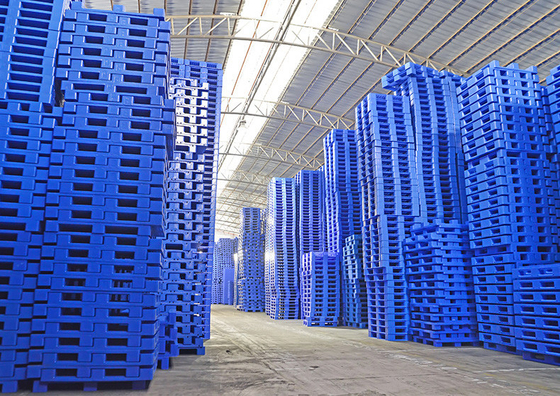 Dubbelzijdig gezicht 4-weg invoermagazijn Kunststof pallet omkeerbaar industrieel