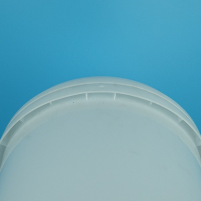 Ronde plastic emmer met een capaciteit van 10 liter voor de opslag van water in bulk