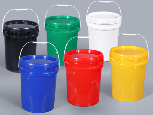 Stapelbare en ruimtebesparende plastic emmers met handvat