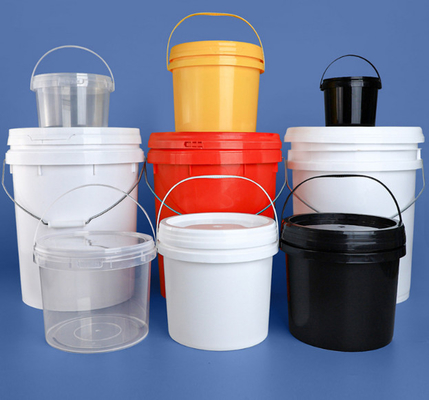 Ronde plastic emmer met een capaciteit van 10 liter voor de opslag van water in bulk