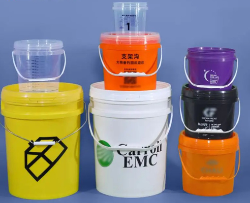 Opstapelbare witte plastic emmers voor de behoeften van klanten