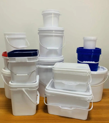 Opstapelbare, heldere plastic emmers van 5 liter