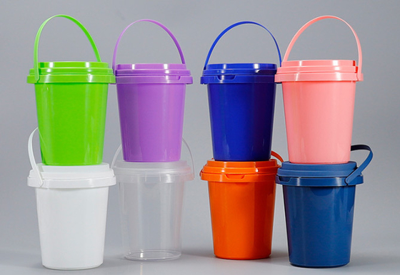 Glanzige plastic emmer met schermdruk voor veilige voedselverpakkingen.