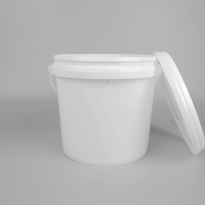 Stapelbare plastic emmers met een deksel voor veilige opslag