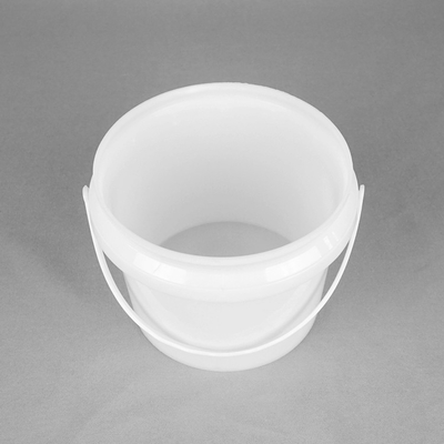 Circulaire plastic emmer met een coating voor een gemakkelijke bediening