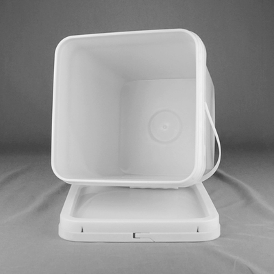 Chemisch bestand wit vierkant plastic emmer met handvat en deksel